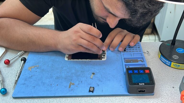 Mobile phone screen repair service